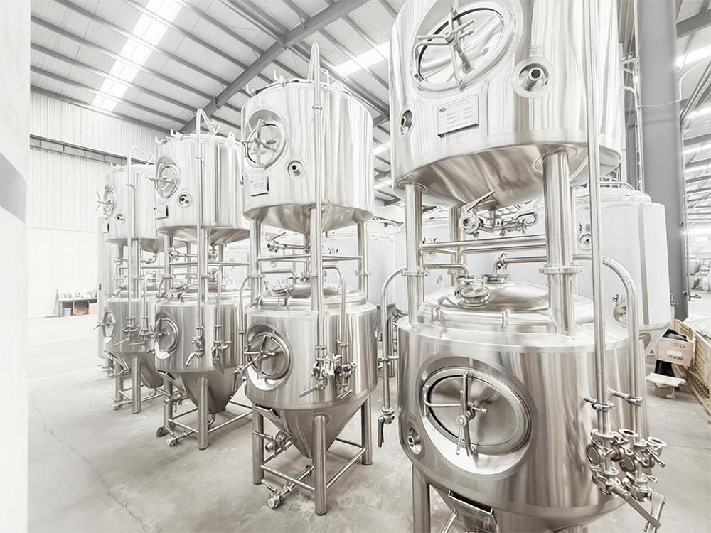 Stacked fermentation tank and bright beer tank